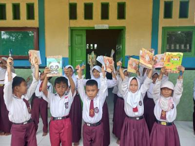 Penyerahan Bantuan ATK Untuk Siswa SDN 38 Desa Penembang oleh Pemerintah Desa Penembang